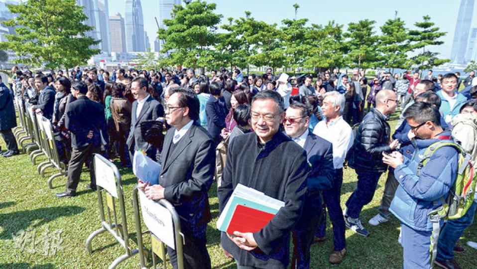 立法會噚日火警演習共有6個議員出席,包括謝偉俊(前排右一)、盧偉國、石禮謙、何秀蘭、梁耀忠及劉慧卿,不過一班議員助理就一度被困。(葉家豪攝) 立法會噚日火警演習共有6個議員出席,包括謝偉俊(前排右一)、盧偉國、石禮謙、何秀蘭、梁耀忠及劉慧卿,不過一班議員助理就一度被困。(葉家豪攝)