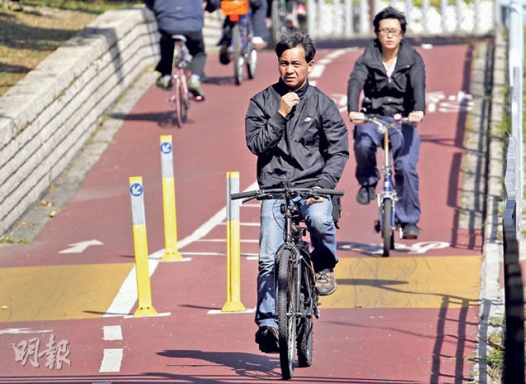 本港單車意外頻生,不少市民因「貪方便」沒有佩戴頭盔。有前線醫護表示,接收的受傷個案當中,八成是在單車徑撞牆、翻車等受傷,提醒即使在沒有車輛行駛的單車徑踏車,亦不能掉以輕心。(郭慶輝攝) 本港單車意外頻生,不少市民因「貪方便」沒有佩戴頭盔。有前線醫護表示,接收的受傷個案當中,八成是在單車徑撞牆、翻車等受傷,提醒即使在沒有車輛行駛的單車徑踏車,亦不能掉以輕心。(郭慶輝攝)