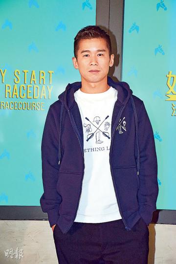 林海峰再次跟馬會合作推出潮流精品系列,於元旦賽馬日送給入場馬迷。(攝影﹕梁迺楠) 林海峰再次跟馬會合作推出潮流精品系列,於元旦賽馬日送給入場馬迷。(攝影﹕梁迺楠)