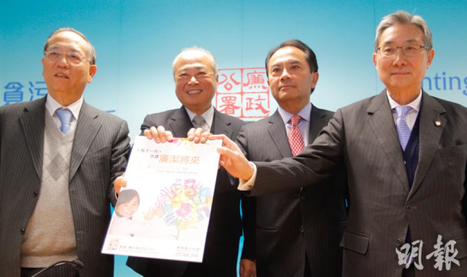 監察廉政公署工作的4個諮詢委員會主席施祖祥(左起,審查貪污舉報諮詢委員會)、周松崗(貪污問題諮詢委員會)、區嘯翔(防止貪污諮詢委員會)、梁智仁(社區關係市民諮詢委員會)匯報2014年工作概况,指數據反映市民對廉署仍有信心,但會繼續透過社區教育及宣傳改善舉報率。(郭慶輝攝) 監察廉政公署工作的4個諮詢委員會主席施祖祥(左起,審查貪污舉報諮詢委員會)、周松崗(貪污問題諮詢委員會)、區嘯翔(防止貪污諮詢委員會)、梁智仁(社區關係市民諮詢委員會)匯報2014年工作概况,指數據反映市民對廉署仍有信心,但會繼續透過社區教育及宣傳改善舉報率。(郭慶輝攝)