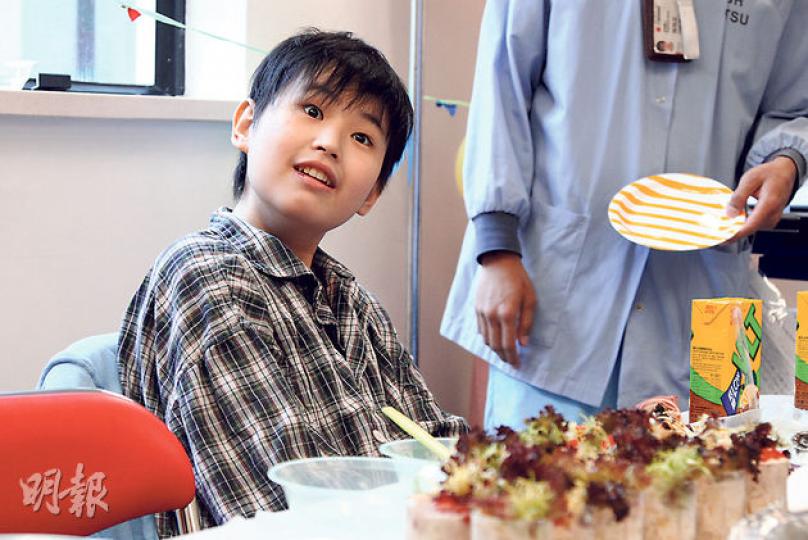 14歲少年何建澄心臟衰竭,急需心臟移植,自今年6月於瑪麗醫院留醫至今,多次呼籲仍未有好消息。紅十字會學校及願望成真基金會為建澄舉行聖誕派對,順道向公眾呼籲。(林俊源攝)14歲的何建澄因心臟衰竭,排在心臟移植等候隊伍第一位,早前在醫院舉行聖誕派對吃法國大餐,更獲贈一部手提電腦作禮物。但另一份神秘禮物:O型、兒童或嬌小成年女性的心臟,卻遲遲未出現。(林俊源攝) 14歲少年何建澄心臟衰竭,急需心臟移植,自今年6月於瑪麗醫院留醫至今,多次呼籲仍未有好消息。紅十字會學校及願望成真基金會為建澄舉行聖誕派對,順道向公眾呼籲。(林俊源攝)14歲的何建澄因心臟衰竭,排在心臟移植等候隊伍第一位,早前在醫院舉行聖誕派對吃法國大餐,更獲贈一部手提電腦作禮物。但另一份神秘禮物:O型、兒童或嬌小成年女性的心臟,卻遲遲未出現。(林俊源攝)