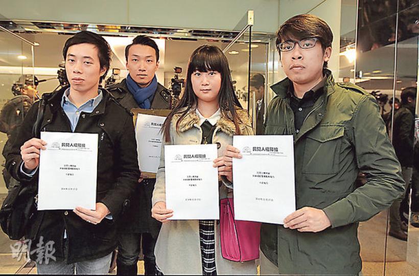 民陣代表昨與監警會會面1小時,反映警方涉在佔領運動期間濫用武力的情况。前排左起民陣副召集人楊政賢、召集人陳倩瑩、副召集人陳樹暉。(李澤彤攝) 民陣代表昨與監警會會面1小時,反映警方涉在佔領運動期間濫用武力的情况。前排左起民陣副召集人楊政賢、召集人陳倩瑩、副召集人陳樹暉。(李澤彤攝)