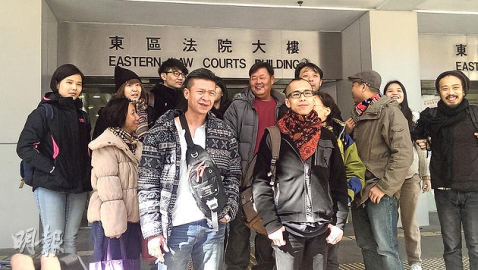坪輋村村民張貴財(前排左)及社運人周諾恆(前排右)被指在今年6月中,在立法會會議廳範圍內逗留時違反立法會行政指令。兩人昨由支持者陪同到庭。(章淑廉攝) 坪輋村村民張貴財(前排左)及社運人周諾恆(前排右)被指在今年6月中,在立法會會議廳範圍內逗留時違反立法會行政指令。兩人昨由支持者陪同到庭。(章淑廉攝)