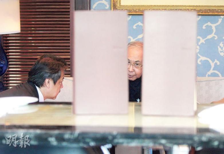 前政務司長許仕仁昨繼續在高院等候裁決。經過3天商討,陪審團至昨晚仍未達成裁決,法官指示陪審團今晨繼續商議。昨日中午期間,大批傳媒得悉許在港島香格里拉大酒店Lobster Bar用膳,隨即進入餐廳拍照,引起哄動,許仕仁要求侍應處理。大批攝影記者離開後,改為在餐廳露天位置隔着玻璃門外拍攝,其間有侍應把兩本餐單放在桌上,右為許仕仁。(李澤彤攝) 前政務司長許仕仁昨繼續在高院等候裁決。經過3天商討,陪審團至昨晚仍未達成裁決,法官指示陪審團今晨繼續商議。昨日中午期間,大批傳媒得悉許在港島香格里拉大酒店Lobster Bar用膳,隨即進入餐廳拍照,引起哄動,許仕仁要求侍應處理。大批攝影記者離開後,改為在餐廳露天位置隔着玻璃門外拍攝,其間有侍應把兩本餐單放在桌上,右為許仕仁。(李澤彤攝)