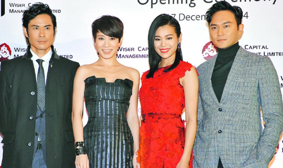 鄭嘉穎(左起)、佘詩曼、胡杏兒及張智霖4人的緋聞關係相當複雜。(攝影:鍾偉茵)大騷玉背的佘詩曼不但成為出爐視后,昨晚更變身「影後」任影唔嬲。(攝影:鍾偉茵) 鄭嘉穎(左起)、佘詩曼、胡杏兒及張智霖4人的緋聞關係相當複雜。(攝影:鍾偉茵)大騷玉背的佘詩曼不但成為出爐視后,昨晚更變身「影後」任影唔嬲。(攝影:鍾偉茵)