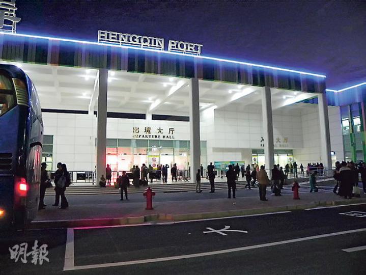橫琴口岸開始24小時通關,入夜後仍見有旅客出入境,但接駁巴士班次疏落。(明報記者攝) 橫琴口岸開始24小時通關,入夜後仍見有旅客出入境,但接駁巴士班次疏落。(明報記者攝)