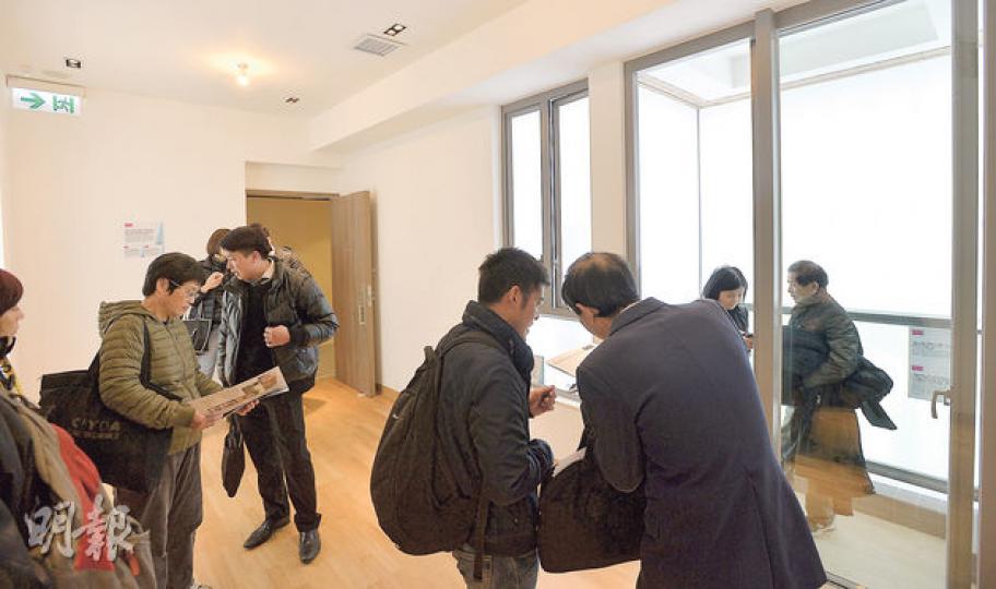喜韻昨晚截票前,部分準買家趕着入票,並到展銷廳參觀示範單位。(余俊亮攝) 喜韻昨晚截票前,部分準買家趕着入票,並到展銷廳參觀示範單位。(余俊亮攝)