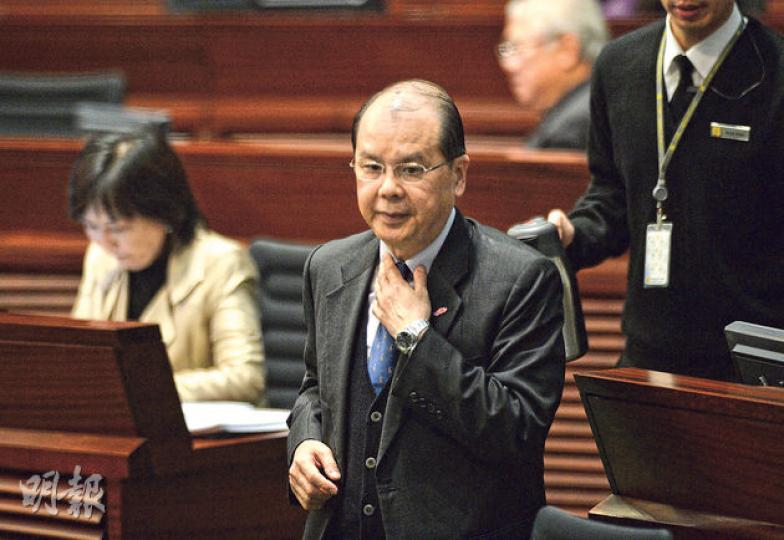 勞工局長張建宗昨日表示,若有關男士侍產假的提案任何修訂獲通過,當局會撤回條例。(盧翊銘攝)民主黨的黃碧雲堅持,應提供7天侍產假及全額支薪,藉此推廣商界家庭友善精神。(盧翊銘攝)工聯會王國興昨手抱嬰兒公仔發言,表示自己爭取侍產假9年,終於到達立法階段,有如養育嬰孩成長,呼籲議員先接受3天法定侍產假,日後可再改善。(盧翊銘攝) 勞工局長張建宗昨日表示,若有關男士侍產假的提案任何修訂獲通過,當局會撤回條例。(盧翊銘攝)民主黨的黃碧雲堅持,應提供7天侍產假及全額支薪,藉此推廣商界家庭友善精神。(盧翊銘攝)工聯會王國興昨手抱嬰兒公仔發言,表示自己爭取侍產假9年,終於到達立法階段,有如養育嬰孩成長,呼籲議員先接受3天法定侍產假,日後可再改善。(盧翊銘攝)