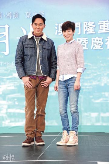 張智霖(左)與佘詩曼(右)於電影版《十月初五的月光》的感情戲會較含蓄。(攝影/記者:陳釗)一眾演員乘坐開篷雙層巴士作戶外宣傳壯聲勢。(攝影/記者:陳釗)電影出品人之一周焯華(右三)昨日現身為劇組打氣。(攝影/記者:陳釗) 張智霖(左)與佘詩曼(右)於電影版《十月初五的月光》的感情戲會較含蓄。(攝影/記者:陳釗)一眾演員乘坐開篷雙層巴士作戶外宣傳壯聲勢。(攝影/記者:陳釗)電影出品人之一周焯華(右三)昨日現身為劇組打氣。(攝影/記者:陳釗)