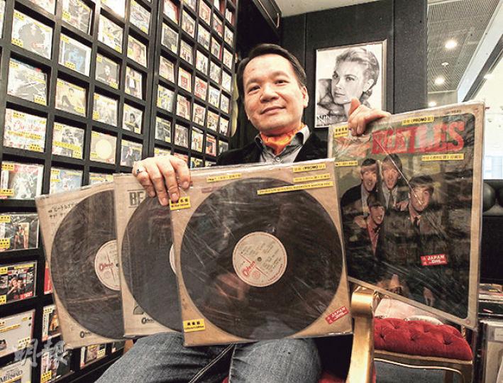 Sam The Record Man負責人鄧漢深指出,許仕仁獨愛古典音樂及The Beatles,但指許不捨得買他店內的頭版黑膠,「如果佢真係買頭版黑膠,20萬點落得樓呀?200萬差唔多!」(李紹昌攝)許仕仁曾到港島香格里拉大酒店的法國餐廳Petrus,豪花21萬元吃飯。該店位於酒店56樓,裝潢金碧輝煌,配以水晶吊燈、油畫及雕像。(李紹昌攝) Sam The Record Man負責人鄧漢深指出,許仕仁獨愛古典音樂及The Beatles,但指許不捨得買他店內的頭版黑膠,「如果佢真係買頭版黑膠,20萬點落得樓呀?200萬差唔多!」(李紹昌攝)許仕仁曾到港島香格里拉大酒店的法國餐廳Petrus,豪花21萬元吃飯。該店位於酒店56樓,裝潢金碧輝煌,配以水晶吊燈、油畫及雕像。(李紹昌攝)