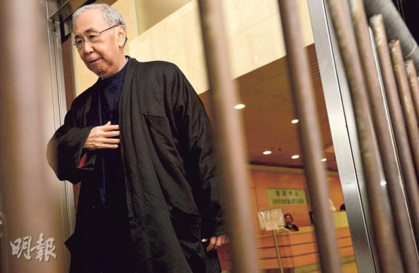 成為階下囚的許仕仁,一直酷愛古典音樂,他被收押期間雖然無法再聽唱片,但可以用獄中酬勞申請購買收音機聽音樂。圖為他昨日有裁決之前,離開法院時行經在高院門外的鐵馬。(鄧宗弘攝) 成為階下囚的許仕仁,一直酷愛古典音樂,他被收押期間雖然無法再聽唱片,但可以用獄中酬勞申請購買收音機聽音樂。圖為他昨日有裁決之前,離開法院時行經在高院門外的鐵馬。(鄧宗弘攝)