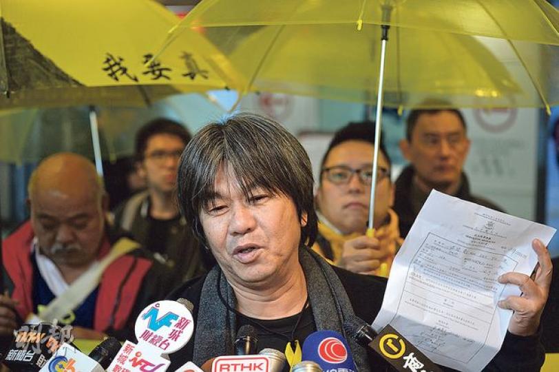 社民連梁國雄(圖)等14人往澳門向習近平請願要求真普選,但在澳門碼頭被拒入境。梁返港後指出,習近平到澳門時,市民在下雨時連開傘的人權也沒有。(鄧宗弘攝) 社民連梁國雄(圖)等14人往澳門向習近平請願要求真普選,但在澳門碼頭被拒入境。梁返港後指出,習近平到澳門時,市民在下雨時連開傘的人權也沒有。(鄧宗弘攝)
