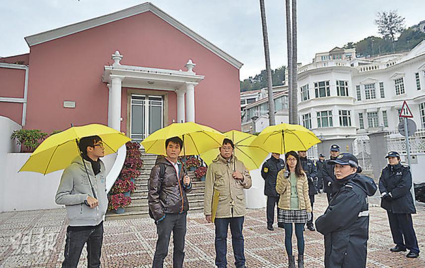 昨下午4時,中大政治一年級學生黃健朗(左起)、澳門良心成員蘇嘉豪、澳門良心召集人周庭希、澳門青年動力理事長關婉珊發起舉黃傘漫步,擬向訪澳門的國家主席習近平請願,要求普選澳門特首,沿途有至少4名疑似便衣警監視並拍攝。他們其後轉去西望洋花園另一邊路嘗試前進,但警員已設封鎖線並有逾20警員駐守。警方派員代接請願信。圖為4人於主教山路口,距習近平下榻處不遠。(余俊亮攝) 昨下午4時,中大政治一年級學生黃健朗(左起)、澳門良心成員蘇嘉豪、澳門良心召集人周庭希、澳門青年動力理事長關婉珊發起舉黃傘漫步,擬向訪澳門的國家主席習近平請願,要求普選澳門特首,沿途有至少4名疑似便衣警監視並拍攝。他們其後轉去西望洋花園另一邊路嘗試前進,但警員已設封鎖線並有逾20警員駐守。警方派員代接請願信。圖為4人於主教山路口,距習近平下榻處不遠。(余俊亮攝)