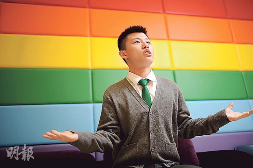 18歲新移民劉宇航(圖)自小熱中演話劇和唱歌,從中建立自信。為成為演員和融入社會,他刻意多與港人朋友交流,以提高廣東話水平,目標是未來一年要字正腔圓唱到一首本地流行歌。他現獲「願望成真行動」資助讀演藝學院的聲樂課程。(胡景禧攝)(明報製圖) 18歲新移民劉宇航(圖)自小熱中演話劇和唱歌,從中建立自信。為成為演員和融入社會,他刻意多與港人朋友交流,以提高廣東話水平,目標是未來一年要字正腔圓唱到一首本地流行歌。他現獲「願望成真行動」資助讀演藝學院的聲樂課程。(胡景禧攝)(明報製圖)
