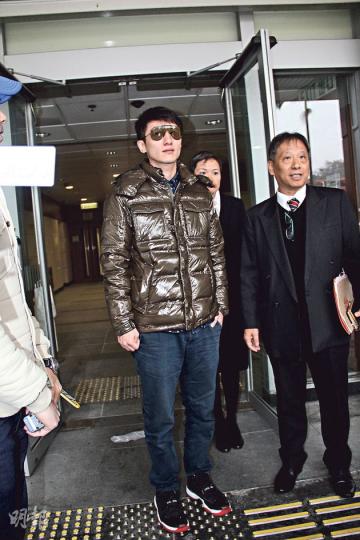 裁判官要求索取周永恒的感化、心理及精神報告,故判刑押後至明年1月30日。(攝影﹕娛樂組)周永恒在父母及一名女友人陪同下到達法院。(攝影﹕娛樂組) 裁判官要求索取周永恒的感化、心理及精神報告,故判刑押後至明年1月30日。(攝影﹕娛樂組)周永恒在父母及一名女友人陪同下到達法院。(攝影﹕娛樂組)