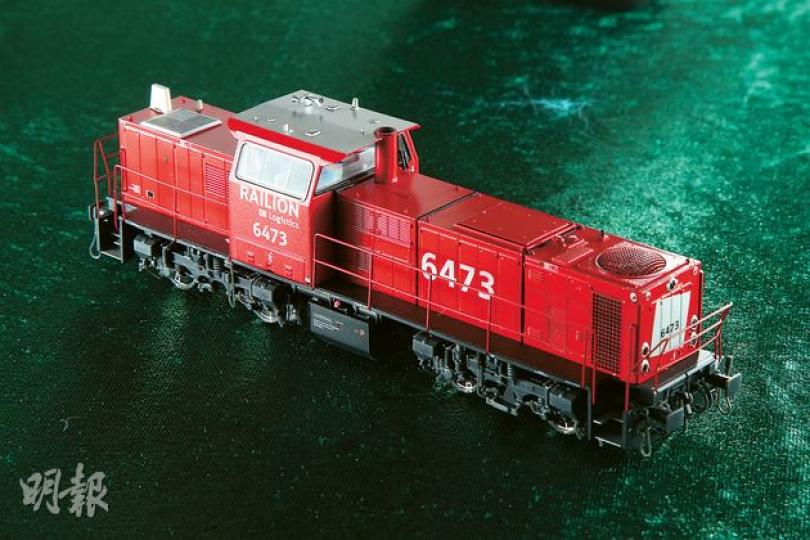 Railion 6473,是Rocky Rail本年的出品,部分金屬車身,仿真度極高。火車原屬Railion 6400系列之一,1988至1994年由德國與荷蘭合作生產。它馬力不大,用來在貨場調動貨物。($1500至$1600)(林俊源攝)李竟成表示,多間模型公司也推出此型號,以Rocky Rail最精細,連車輪軸上的電線也非常細緻。(林俊源攝)1928至1932年德國製造的Class 62車頭,主要用來拖客卡。此模型是大比例製作,約有兩呎長,車頭可加煙囪,行駛時噴煙。(約$31,000)(林俊 Railion 6473,是Rocky Rail本年的出品,部分金屬車身,仿真度極高。火車原屬Railion 6400系列之一,1988至1994年由德國與荷蘭合作生產。它馬力不大,用來在貨場調動貨物。($1500至$1600)(林俊源攝)李竟成表示,多間模型公司也推出此型號,以Rocky Rail最精細,連車輪軸上的電線也非常細緻。(林俊源攝)1928至1932年德國製造的Class 62車頭,主要用來拖客卡。此模型是大比例製作,約有兩呎長,車頭可加煙囪,行駛時噴煙。(約$31,000)(林俊