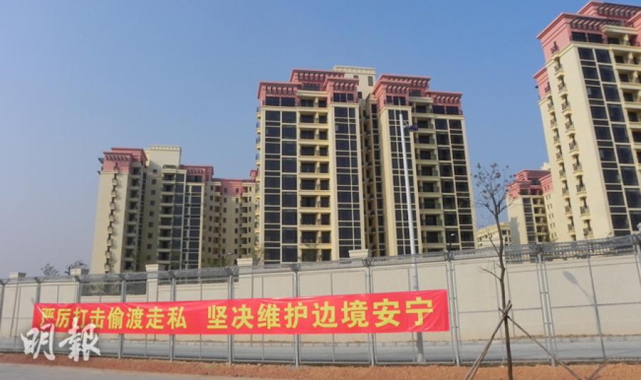 澳門大學在橫琴島上圍出一大塊土地,圍牆的外側有高達兩米的鐵絲網,並有反偷渡的紅色標語。(李泉攝)澳門回歸15周年前夕,中央開放橫琴口岸24小時通關,為澳門送上「大禮」。圖為橫琴口岸前廣場的花圃。(李泉攝)(明報製圖)(明報製圖) 澳門大學在橫琴島上圍出一大塊土地,圍牆的外側有高達兩米的鐵絲網,並有反偷渡的紅色標語。(李泉攝)澳門回歸15周年前夕,中央開放橫琴口岸24小時通關,為澳門送上「大禮」。圖為橫琴口岸前廣場的花圃。(李泉攝)(明報製圖)(明報製圖)