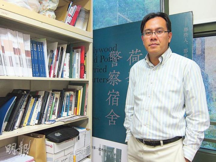 教院社會科學系講師何家騏認為,整個公務員體系在回歸以後,並無深入探討「政治中立」的定義,今次佔領運動可重新引發討論,思考未來路向。(錢瑋琪攝) 教院社會科學系講師何家騏認為,整個公務員體系在回歸以後,並無深入探討「政治中立」的定義,今次佔領運動可重新引發討論,思考未來路向。(錢瑋琪攝)