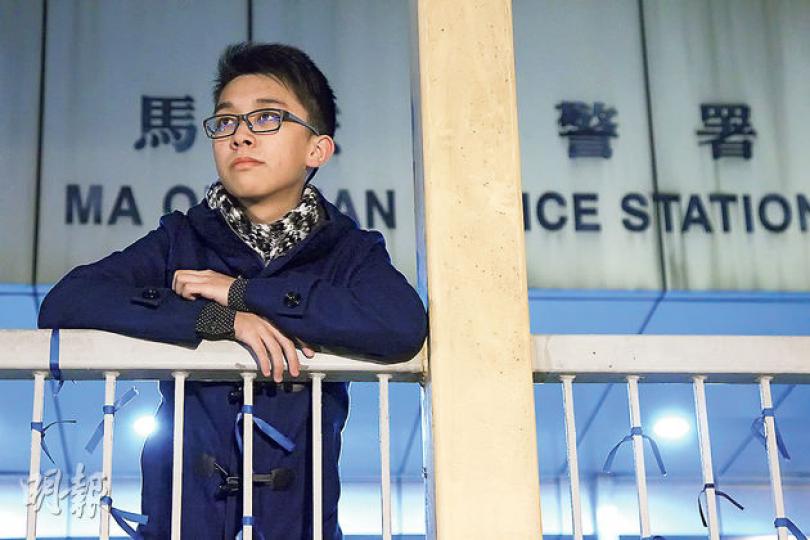 17歲中六生周嘉浩自言,經歷罷課到佔領運動後,認為警隊在處理政治相關事件時傾向「保護政權」,指警隊應徹查涉及警員的濫權案件,甚至公開調查報告,以挽回公眾信任。(林俊源攝) 17歲中六生周嘉浩自言,經歷罷課到佔領運動後,認為警隊在處理政治相關事件時傾向「保護政權」,指警隊應徹查涉及警員的濫權案件,甚至公開調查報告,以挽回公眾信任。(林俊源攝)
