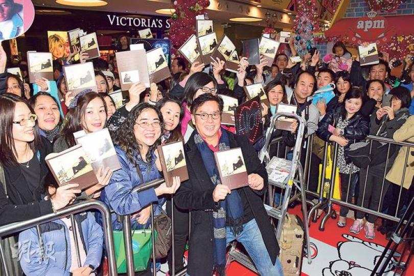 阿倫為300個粉絲簽名,簽名簽到手軟。(攝影:梁迺楠) 阿倫為300個粉絲簽名,簽名簽到手軟。(攝影:梁迺楠)
