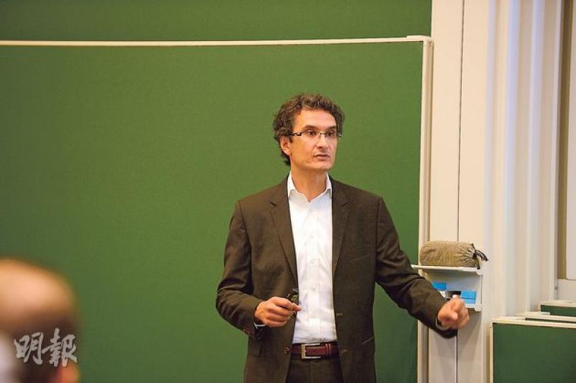 IMD世界競爭力中心主任Arturo Bris表示,香港的最大對手是上海,因為「中國只需要一個金融中心」,但強調上海在金融體系、企業管治上仍有很大的改善空間,未來20年都未必能趕上香港。(魏嘉儀攝) IMD世界競爭力中心主任Arturo Bris表示,香港的最大對手是上海,因為「中國只需要一個金融中心」,但強調上海在金融體系、企業管治上仍有很大的改善空間,未來20年都未必能趕上香港。(魏嘉儀攝)