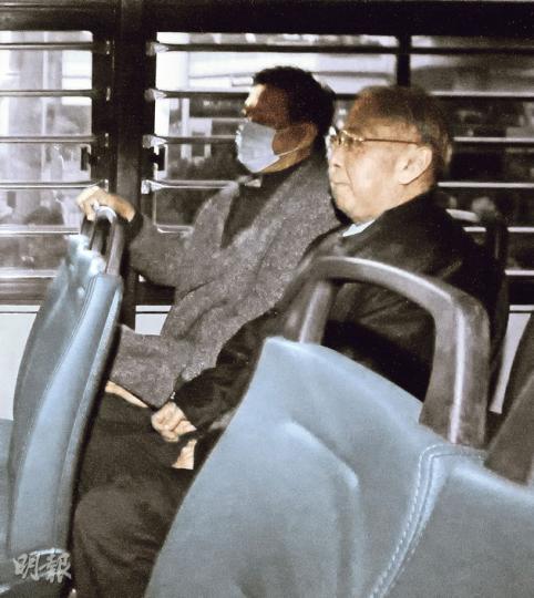 許仕仁(右)與關雄生(左)乘囚車離開法院時坐在前排,兩人有戴上手銬。(李澤彤攝)離開法院時,坐在許仕仁後排的是郭炳江(右)和陳鉅源(左),圖中可見他們戴上了手銬。(李澤彤攝)早前被判無罪的郭炳聯(圖),昨到高院羈留室探望被還押的胞兄郭炳江,離開時被大批傳媒包圍,但他不願多談。(李澤彤攝)許仕仁等被告昨早乘坐囚車離開茘枝角收押所。該車猶如四人的「專車」,直接從收押所開往高等法院,散庭時仍以同一車接載4人,未有接載其他法院的被告。(鄧宗弘攝) 許仕仁(右)與關雄生(左)乘囚車離開法院時坐在前排,兩人有戴上手銬。(李澤彤攝)離開法院時,坐在許仕仁後排的是郭炳江(右)和陳鉅源(左),圖中可見他們戴上了手銬。(李澤彤攝)早前被判無罪的郭炳聯(圖),昨到高院羈留室探望被還押的胞兄郭炳江,離開時被大批傳媒包圍,但他不願多談。(李澤彤攝)許仕仁等被告昨早乘坐囚車離開茘枝角收押所。該車猶如四人的「專車」,直接從收押所開往高等法院,散庭時仍以同一車接載4人,未有接載其他法院的被告。(鄧宗弘攝)