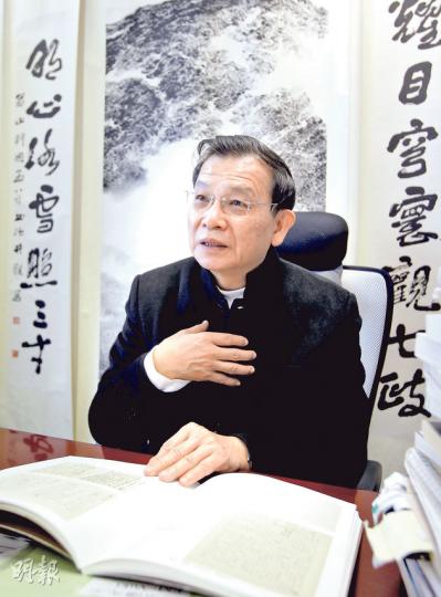 香港作家聯會會長、《明報月刊》總編輯兼總經理潘耀明,過去遺失了一批與巴金、錢鍾書、沈從文等名作家通訊的信件,近日出現在一個拍賣會上。潘耀明正爭取討回信件,否則不排除採取法律行動。(郭慶輝攝)(明報製圖) 香港作家聯會會長、《明報月刊》總編輯兼總經理潘耀明,過去遺失了一批與巴金、錢鍾書、沈從文等名作家通訊的信件,近日出現在一個拍賣會上。潘耀明正爭取討回信件,否則不排除採取法律行動。(郭慶輝攝)(明報製圖)