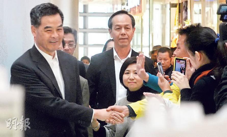 特首梁振英(左)昨到油塘參觀居屋尚翠苑示範單位後,市民上前與他握手。他昨稱任何違法行動都無法迫使中央作不符《基本法》的決定。(盧翊銘攝) 特首梁振英(左)昨到油塘參觀居屋尚翠苑示範單位後,市民上前與他握手。他昨稱任何違法行動都無法迫使中央作不符《基本法》的決定。(盧翊銘攝)