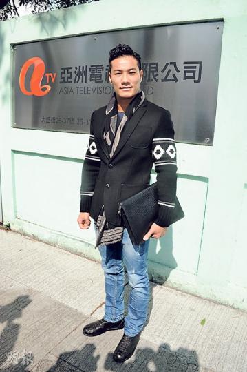 黃集鋒專程返公司向勞工處登記資料,方便日後索償。月底便與亞視約滿的他,坦言應不會續約。(攝影/記者:陳釗)袁潔儀和劉錫賢均希望如傳聞平安夜普世歡騰有糧出。(攝影/記者:陳釗)對於高層葉家寶指盛氏家族已完成「歷史使命」,暗示不再注資亞視,蔡國威說「藝人的使命未完」。(攝影/記者:陳釗) 黃集鋒專程返公司向勞工處登記資料,方便日後索償。月底便與亞視約滿的他,坦言應不會續約。(攝影/記者:陳釗)袁潔儀和劉錫賢均希望如傳聞平安夜普世歡騰有糧出。(攝影/記者:陳釗)對於高層葉家寶指盛氏家族已完成「歷史使命」,暗示不再注資亞視,蔡國威說「藝人的使命未完」。(攝影/記者:陳釗)