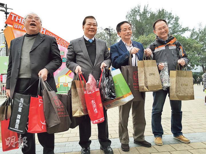 民建聯立法會議員黃定光（左起）、譚耀宗、葉國謙，以及中西區議會副主席陳學鋒等，昨到工展會參觀及購物，支持本地經濟和工業發展。民建聯主席譚耀宗說，昨日比他預期中多人，本地人較多，他除了買了一些食物外，亦買了一個座墊，稱會於議會「拉布」時使用。（陳洛明攝）