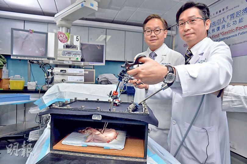 中大醫學院副院長兼何善衡腸胃健康中心主任胡志遠（左）及中大醫學院助理院長（外務）兼中大賽馬會微創醫療技術培訓中心主任趙偉仁（右），昨即場以豬肚示範植入「胃起搏器」，植入電極至胃部。（葉家豪攝）23歲胃癱病人陳志傑，7歲出現胃酸倒流，經常一吃便嘔，16年來食流質食物如粥為主，如今植入「胃起搏器」（肚凸出位置），恢復胃部功能，最近曾打邊爐吃烏冬，體重亦漸回升。（邱雅錡攝）（明報製圖）