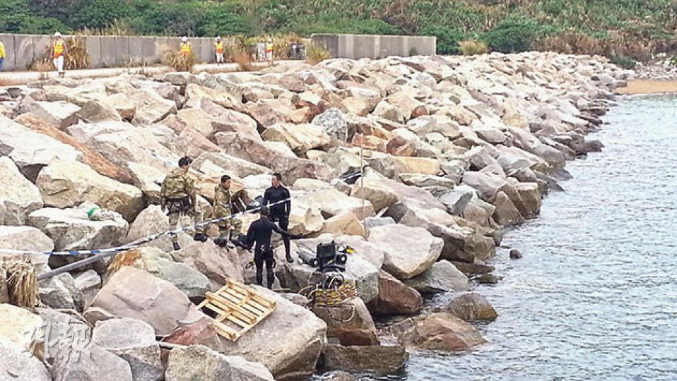 「水鬼隊」成員分成兩人一組，輪流落海打撈人類骸骨，暫無發現。（鍾炳然攝）