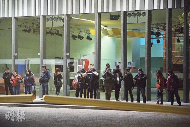 高院月初判亞視第二大股東蔡衍明勝訴，批准委任兩名獨立監管人加入亞視董事局，德勤會計師行兩名代表獲高院委任為亞視經理人，德勤今將交代詳情。圖為昨晚亞視員工下班準備乘公司車離開。（鄧宗弘攝）亞視大股東黃炳均昨晚表示，若現時洽談中的買家不肯接手，亞視恐面臨清盤，並呼籲蔡衍明「快些出資解亞視財困，讓員工安度聖誕」。（鄧宗弘攝）