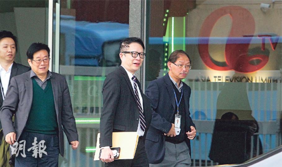 亞視昨午召開臨時股東大會，正式委任德勤兩名代名黎嘉恩、何熹達為亞視首席非執行董事；至下午4時許，亞視一眾高層包括執行董事葉家寶（右二）、副總裁劉建誠（右一）及高級副總裁劉瀾昌（左二）離開亞視大樓，未有回應記者提問。（林俊源攝）