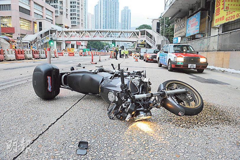 電單車撞倒老翁後衝前約30米翻側倒地，鐵騎士被拋出受傷，送院後並無大礙。（蔡方山攝）