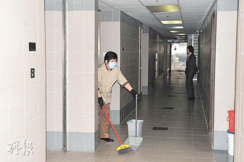 葵涌打磚坪街麗晶中心Ａ座有單位昨日被人擲下藏有毒蛇及一樽蜈蚣的布袋，警方事後到場調查。（林智傑攝）