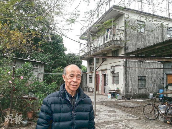 鄒廣存與十六七名家人一直居於背後的3層村屋及旁邊寮屋,他形容該處是其「鄉下」,擔心古洞北發展後,無法與家人同住。(岑詠欣攝) 鄒廣存與十六七名家人一直居於背後的3層村屋及旁邊寮屋,他形容該處是其「鄉下」,擔心古洞北發展後,無法與家人同住。(岑詠欣攝)