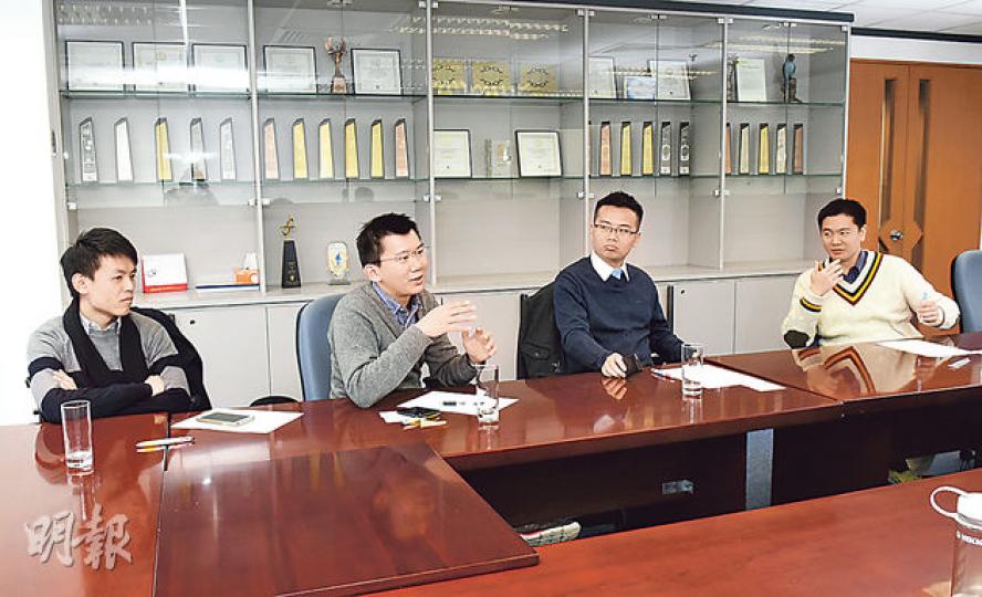 4名政黨新生代出席明報論壇,4人政見有所不同,但均認為不能因為青年參與佔領,便要「放棄」這一代。4人均相信,青年上街非因為不滿物質生活,而是對社會現况有不滿。左起民主黨羅健熙、工黨鄭司律、自由黨符傳富,以及民建聯周浩鼎。(陳淑安攝) 4名政黨新生代出席明報論壇,4人政見有所不同,但均認為不能因為青年參與佔領,便要「放棄」這一代。4人均相信,青年上街非因為不滿物質生活,而是對社會現况有不滿。左起民主黨羅健熙、工黨鄭司律、自由黨符傳富,以及民建聯周浩鼎。(陳淑安攝)