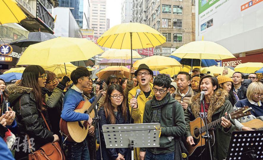 歌手何韻詩、黃耀明、香蕉奶(藍衣者)及10多名文化監暴成員昨日中午舉行流動音樂會,先後到6處地點包括旺角百老匯戲院外,和一眾市民唱聖誕歌和與佔領運動有關的歌曲,學聯常委梁麗幗和羅冠聰也參與獻唱。(余俊亮攝)何韻詩(右一)、黃耀明(左一)及10多名文化監暴成員昨日在港九多區進行名為「黃色聖誕,音樂串流」快閃行動,稱延續雨傘運動精神,即使乘港鐵「過場」,亦在港鐵車廂內演唱。(余俊亮攝)佔領行動結束,但雨傘運動未完,文化監暴成員何韻詩、黃耀明等歌手和成員,昨晚冒雨在中文大學百萬大道舉行音樂會,近千市民 歌手何韻詩、黃耀明、香蕉奶(藍衣者)及10多名文化監暴成員昨日中午舉行流動音樂會,先後到6處地點包括旺角百老匯戲院外,和一眾市民唱聖誕歌和與佔領運動有關的歌曲,學聯常委梁麗幗和羅冠聰也參與獻唱。(余俊亮攝)何韻詩(右一)、黃耀明(左一)及10多名文化監暴成員昨日在港九多區進行名為「黃色聖誕,音樂串流」快閃行動,稱延續雨傘運動精神,即使乘港鐵「過場」,亦在港鐵車廂內演唱。(余俊亮攝)佔領行動結束,但雨傘運動未完,文化監暴成員何韻詩、黃耀明等歌手和成員,昨晚冒雨在中文大學百萬大道舉行音樂會,近千市民