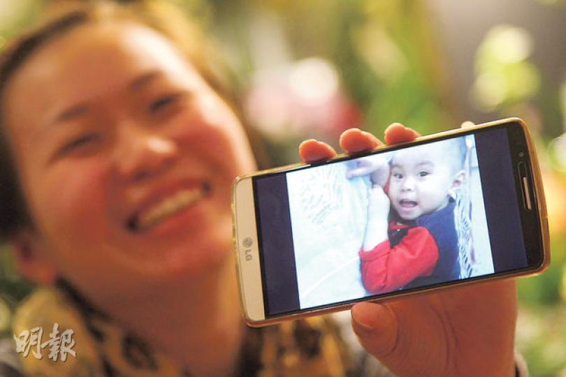 阿彤在訪問中憶述14歲產子的辛酸經歷,不禁多次流淚,惟見兒子健康可愛的樣子,就綻放燦爛笑容說:「一切都值得。」(林俊源攝) 阿彤在訪問中憶述14歲產子的辛酸經歷,不禁多次流淚,惟見兒子健康可愛的樣子,就綻放燦爛笑容說:「一切都值得。」(林俊源攝)