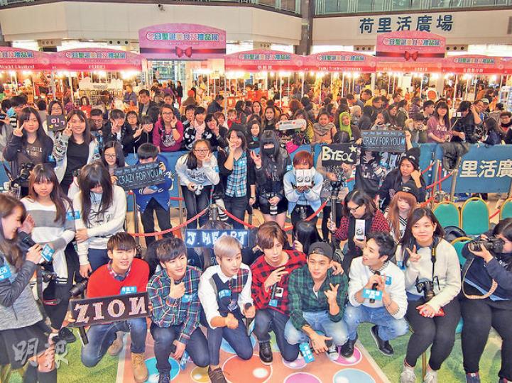 N-Sonic首度在港過聖誕,並終能吃到最愛的蝦餃。(攝影/記者:蘇珮欣)N-Sonic前晚參加公司的聖誕派對兼且抽獎。(攝影/記者:蘇珮欣)N-Sonic昨日相當忙碌,中午完成聖誕曲奇大派對後,傍晚又到蘭桂坊出席另一活動,同門李河璘(圖)亦有現身。(攝影/記者:蘇珮欣) N-Sonic首度在港過聖誕,並終能吃到最愛的蝦餃。(攝影/記者:蘇珮欣)N-Sonic前晚參加公司的聖誕派對兼且抽獎。(攝影/記者:蘇珮欣)N-Sonic昨日相當忙碌,中午完成聖誕曲奇大派對後,傍晚又到蘭桂坊出席另一活動,同門李河璘(圖)亦有現身。(攝影/記者:蘇珮欣)