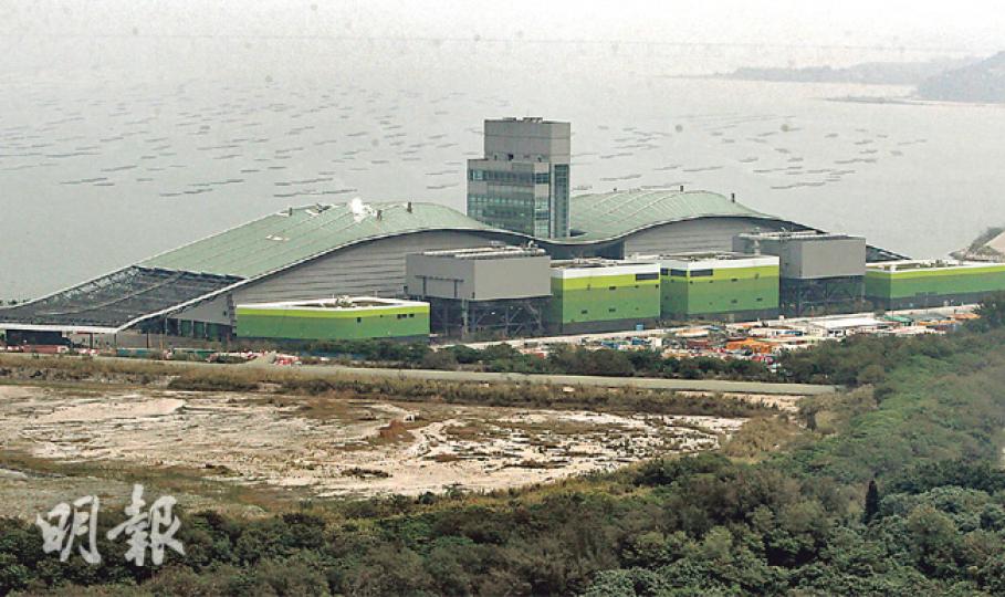 全球處理量最大的屯門污泥處理設施,比原定至少延遲一年多才落成,本報亦發現廠房消防裝置及抽煙系統有19處問題,消防處至今仍未批出滿意信。(林俊源攝)記者觀察當日焚化爐正在運作,煙囪不時噴出焚燒污泥後產生的白煙。(林俊源攝) 全球處理量最大的屯門污泥處理設施,比原定至少延遲一年多才落成,本報亦發現廠房消防裝置及抽煙系統有19處問題,消防處至今仍未批出滿意信。(林俊源攝)記者觀察當日焚化爐正在運作,煙囪不時噴出焚燒污泥後產生的白煙。(林俊源攝)