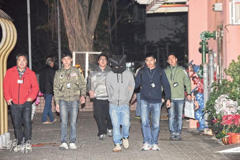 警方昨日根據資料,於香港仔鴨脷洲邨拘捕一名涉嫌執錢不報男子,並將其黑布蒙頭戴上手銬押返警署扣查。(樊銳昌攝) 警方昨日根據資料,於香港仔鴨脷洲邨拘捕一名涉嫌執錢不報男子,並將其黑布蒙頭戴上手銬押返警署扣查。(樊銳昌攝)