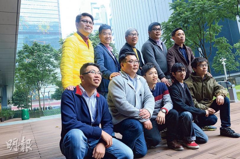 新民主同盟立法會議員范國威(後排左二)噚日同新一屆執委會成員現身,當中不乏90後成員,包括前學民思潮成員古俊軒(前排右二),同埋「中韓混血兒」陳兆陽(前排右一)。 陳兆陽目前主要喺沙田區擔任社區主任。(劉焌陶攝) 新民主同盟立法會議員范國威(後排左二)噚日同新一屆執委會成員現身,當中不乏90後成員,包括前學民思潮成員古俊軒(前排右二),同埋「中韓混血兒」陳兆陽(前排右一)。 陳兆陽目前主要喺沙田區擔任社區主任。(劉焌陶攝)