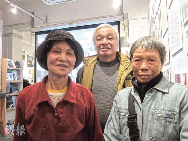 年屆85歲的黃笑英婆婆(右)至今仍在街上派發傳單,自言「有工做精神好多」;而身旁的霍美崧(左)是個得上司賞識的清潔工,連同背後年屆68歲、任保安員的麥國漢(中),一同成為《活著》的主角之一。(錢瑋琪攝) 年屆85歲的黃笑英婆婆(右)至今仍在街上派發傳單,自言「有工做精神好多」;而身旁的霍美崧(左)是個得上司賞識的清潔工,連同背後年屆68歲、任保安員的麥國漢(中),一同成為《活著》的主角之一。(錢瑋琪攝)