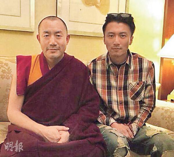 謝霆鋒原來早前秘密去了四川拜視為恩人的陳伯,之後與寺廟內的僧人合照。(微博圖片) 謝霆鋒原來早前秘密去了四川拜視為恩人的陳伯,之後與寺廟內的僧人合照。(微博圖片)