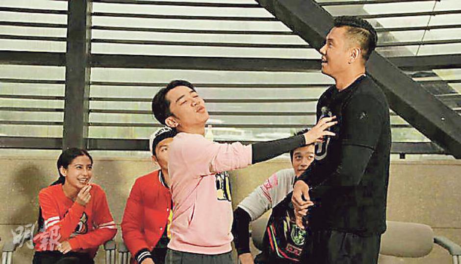 見黑人身材那麼fit,王祖藍都忍不住出手「胸襲」他。(微博圖片)祖藍被幾乎高過他兩個頭的孫楊攬住,旁邊的Angelababy及鄧超都覺得非常搞笑。(微博圖片)「矮個子」王祖藍夾在孫楊(左)及黑人(右)中間,場面惹笑。而3人高度不一,想「give me five」都難!(微博圖片) 見黑人身材那麼fit,王祖藍都忍不住出手「胸襲」他。(微博圖片)祖藍被幾乎高過他兩個頭的孫楊攬住,旁邊的Angelababy及鄧超都覺得非常搞笑。(微博圖片)「矮個子」王祖藍夾在孫楊(左)及黑人(右)中間,場面惹笑。而3人高度不一,想「give me five」都難!(微博圖片)