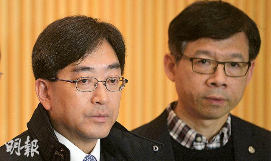 香港出現入冬以來首宗H7N9禽流感個案,病者現於屯門醫院深切治療部留醫,情况危殆。食物及衞生局長高永文(左)昨晚表示,將流感大流行應變戒備升至「嚴重」。右為衞生防護中心總監梁挺雄。(鄧宗弘攝) 香港出現入冬以來首宗H7N9禽流感個案,病者現於屯門醫院深切治療部留醫,情况危殆。食物及衞生局長高永文(左)昨晚表示,將流感大流行應變戒備升至「嚴重」。右為衞生防護中心總監梁挺雄。(鄧宗弘攝)