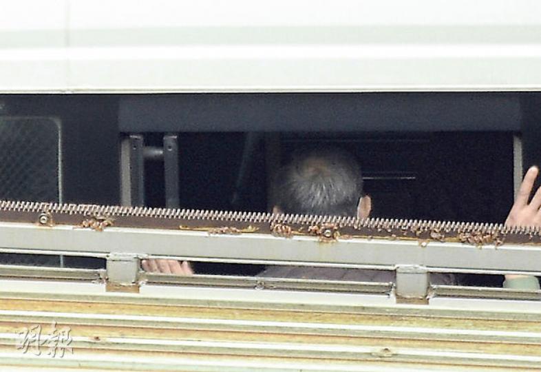 身穿囚衣的前政務司長許仕仁（圖），昨被押送到赤柱監獄服刑，據悉暫時會獲安排單獨囚禁。（余俊亮攝）許仕仁案4名被判罪成的被告許仕仁、郭炳江、陳鉅源及關雄生，在荔枝角收押所被囚一周後，昨早9時半一同被押上囚車，移送高度設防的赤柱監獄服刑。（余俊亮攝）郭炳江子女郭基煇（右）和郭曉妍（左）昨午到赤柱監獄，帶着一袋物品入內，乘懲教專車前往與父親見面。郭基煇其後表示，父親覺得上帝讓這事發生，自有其祝福和安排。（余俊亮攝）