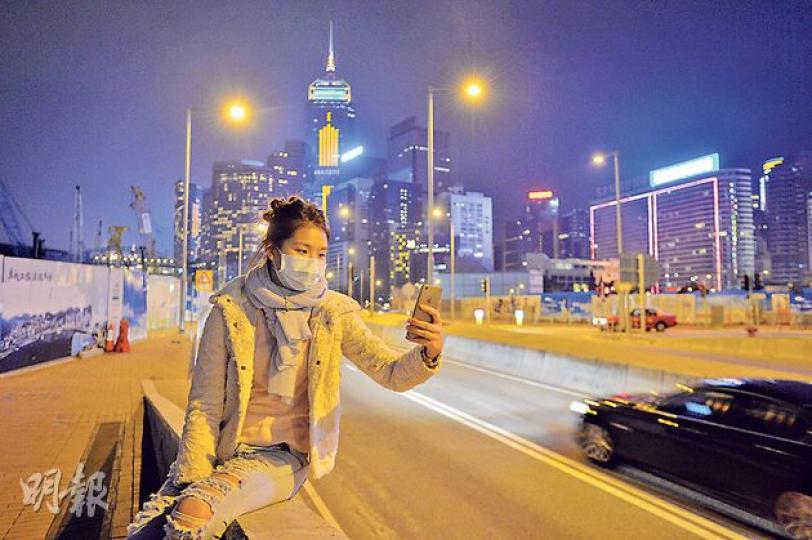 雙學行動升級當日,阿欣在龍和道遭警員從後以警棍擊向肋骨。重回舊地,她心中已無陰霾,參與佔領多時的她慨嘆:「不習慣這條馬路有車。」她正考慮向警方追究。(鄧宗弘攝)畢慧芬(右)在工黨主席李卓人(左)陪同下召開記者會,展示在平安夜被捕後,被警員掌摑和毆打的傷勢,但當晚她未有即時到醫院驗傷。(葉家豪攝) 雙學行動升級當日,阿欣在龍和道遭警員從後以警棍擊向肋骨。重回舊地,她心中已無陰霾,參與佔領多時的她慨嘆:「不習慣這條馬路有車。」她正考慮向警方追究。(鄧宗弘攝)畢慧芬(右)在工黨主席李卓人(左)陪同下召開記者會,展示在平安夜被捕後,被警員掌摑和毆打的傷勢,但當晚她未有即時到醫院驗傷。(葉家豪攝)